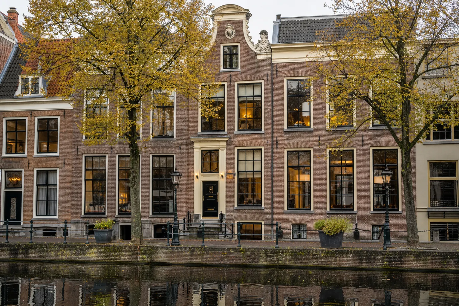 Historisch grachtenpand aan het Rapenburg in Leiden, atelier voor numismatiek en Griekse oudheden
